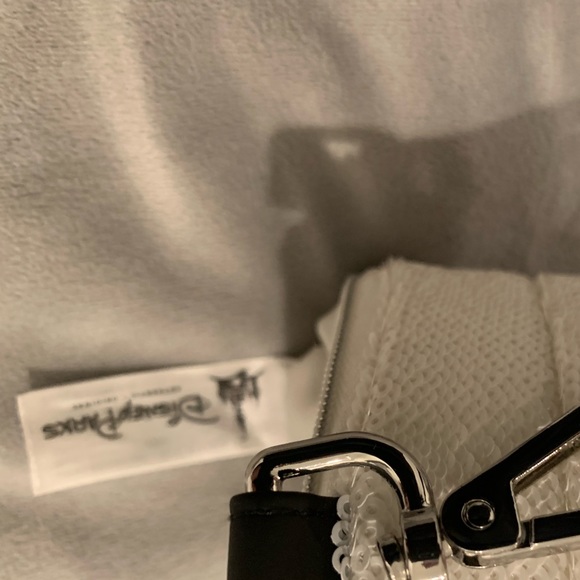 NWOT Disney Parks Mickey Mouse sequin glove coin purse - Picture 3 of 3